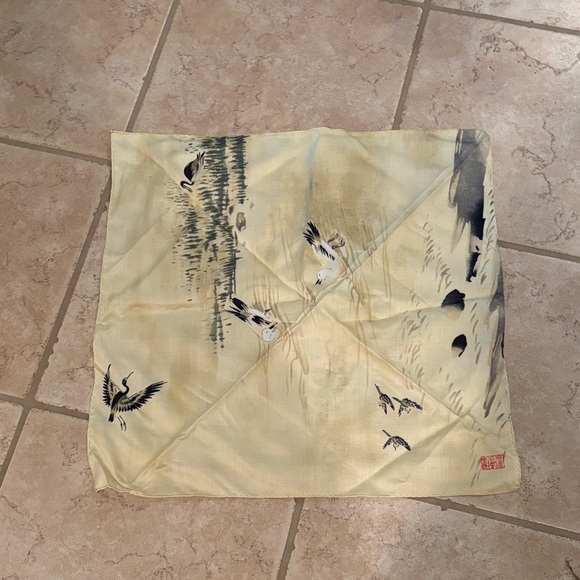 Vintage Japanese cream scarf with birds on it - Picture 2 of 8